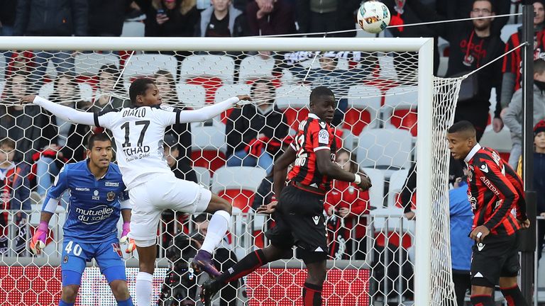 Nice's Malang Sarr (R) vies with Metz' Senegalese forward Habib Diallo (L) during the French L1 football match Nice (OGCN) vs Metz (FCM) on January 15, 201