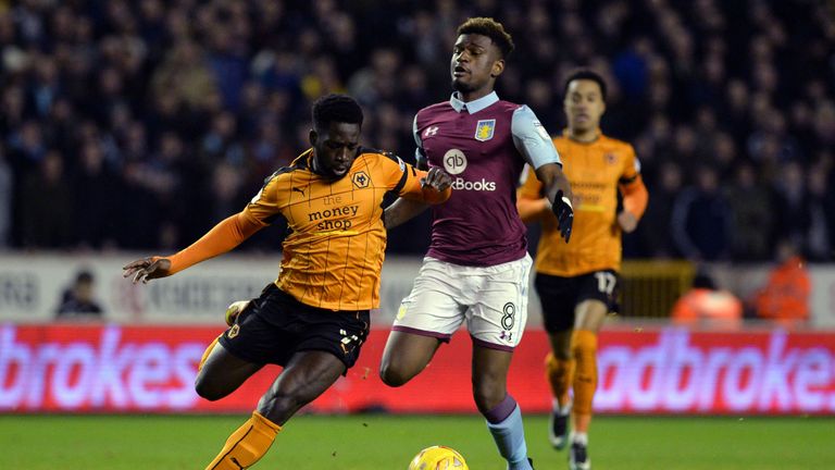  Nouha Dicko tries to get away from Aaron Tshibola 