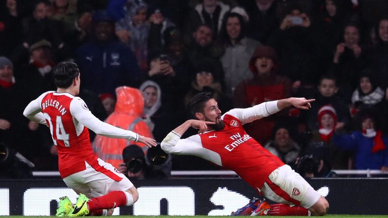 LONDON, ENGLAND - JANUARY 01:  Olivier Giroud (R) of Arsenal celebrates with teammate Hector Bellerin (L) after scoring the opening goal during the Premier