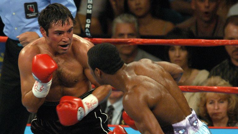 Shane Mosley lands a blow to the body of Oscar De La Hoya (L)