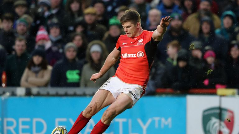 Owen Farrell of Saracens kicks a penalty during the Aviva Premiership match between Leicester Tigers and Saracens at Welford Road 01/01/2017