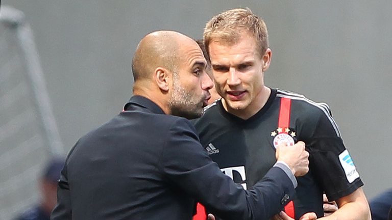 Bayern Munich's Spanish head coach Pep Guardiola (L) talks with Bayern Munich's defender Holger Badstuber 