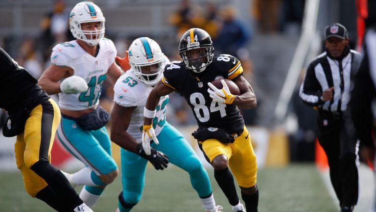 PITTSBURGH, PA - JANUARY 08:  Antonio Brown #84 of the Pittsburgh Steelers runs down the sideline to score a touchdown after catching a pass from Ben Roeth