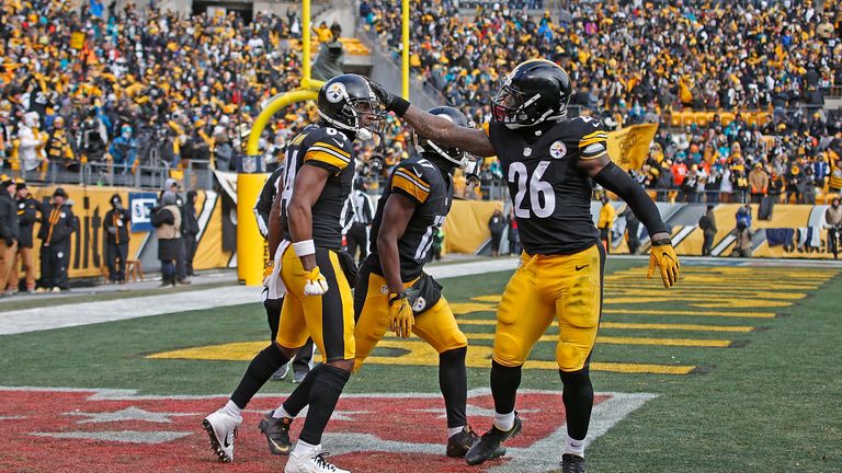 PITTSBURGH, PA - JANUARY 08:  Antonio Brown #84 of the Pittsburgh Steelers celebrates his touchdown with Le'Veon Bell #26 and Eli Rogers #17 in the first q