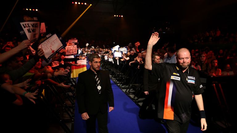 Raymond van Barneveld gets a superb reception ahead of his semi-final with Michael van Gerwen