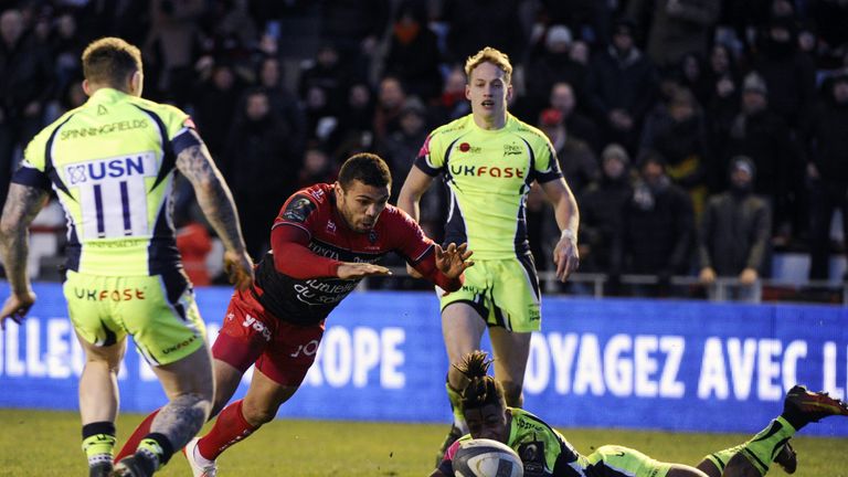 Bryan Habana pounces on a loose ball to score Toulon's second try