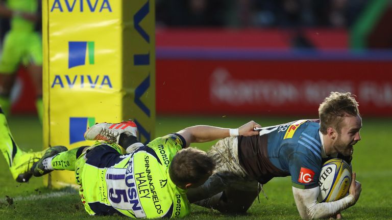 Charlie Walker scores a try against Sale
