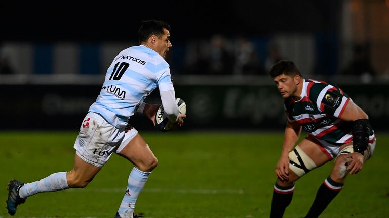 Dan Carter runs at Leicester Tigers forward Mike Williams