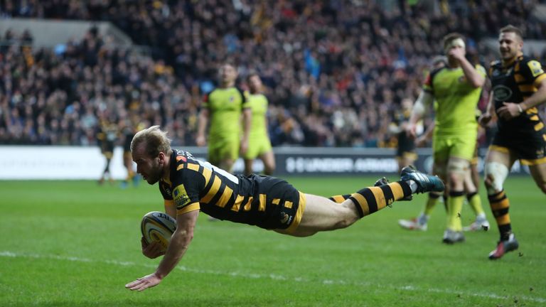 Dan Robson scores Wasps' third try against Leicester