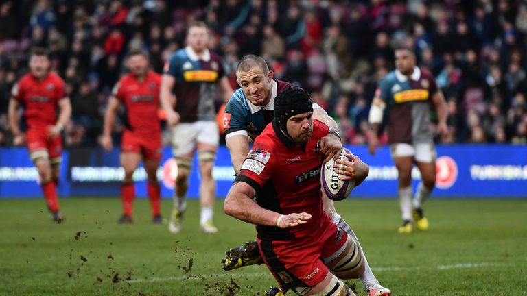 Fraser McKenzie scores a try against Harlequins