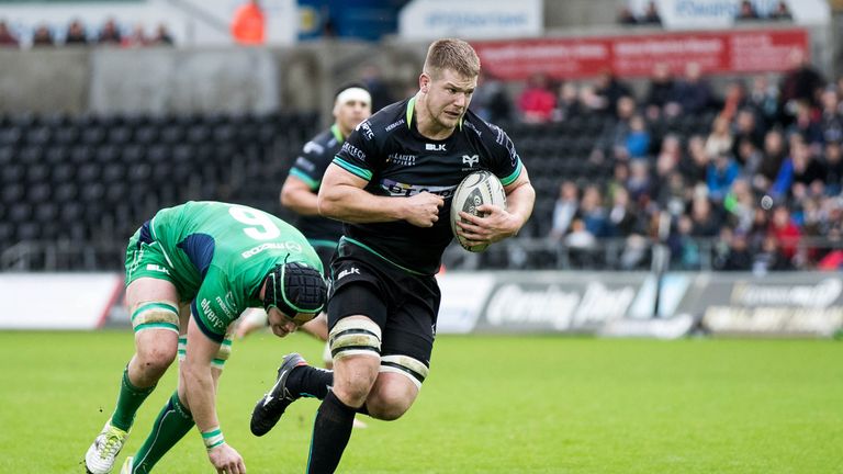 Olly Cracknell runs in a try against Connacht