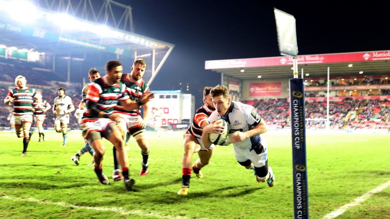 Glasgow Warriors Mark Bennett scores their third try 