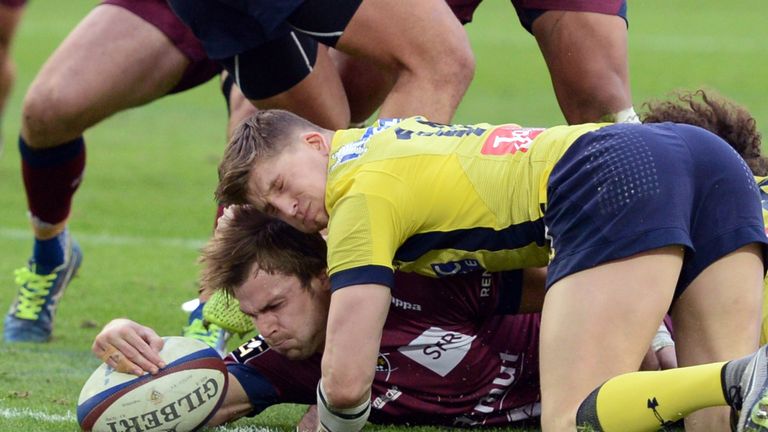 Yann Lesgourgues scores a try against Clermont