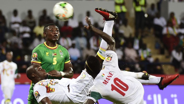 Zimbabwe's defender Elisha Muroiwa (back) challenges Senegal's forwards Sadio Mane (R) and Moussa Sow during the 2017 Africa Cup of Nations group