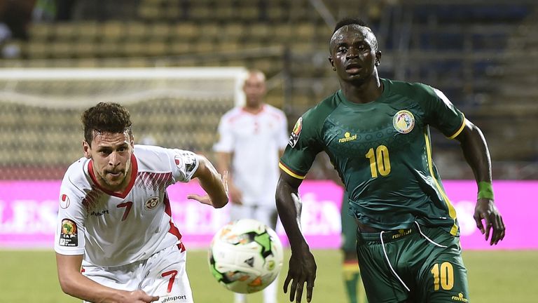 Tunisia's midfielder Youssef Msakni (L) challenges Senegal's forward Sadio Mane during the 2017 Africa Cup of Nations group B football match between Tunisi