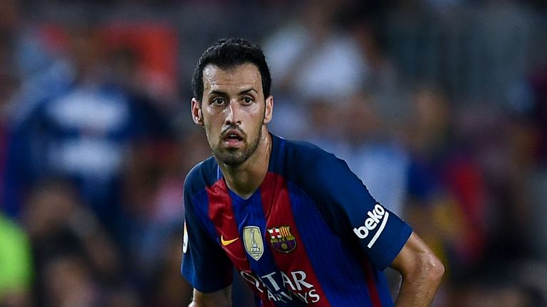 BARCELONA, SPAIN - SEPTEMBER 10:  Sergio Busquets of FC Barcelona runs with the ball during the La Liga match between FC Barcelona and Deportivo Alaves at 