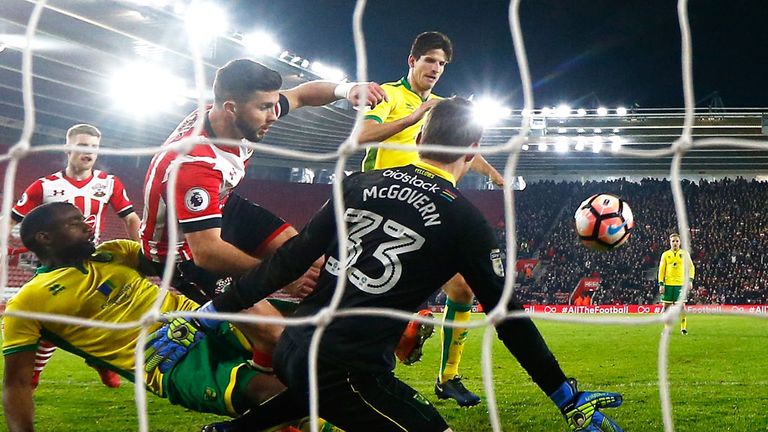 Shane Long (C) scores a stoppage-time winner for Southampton against Norwich