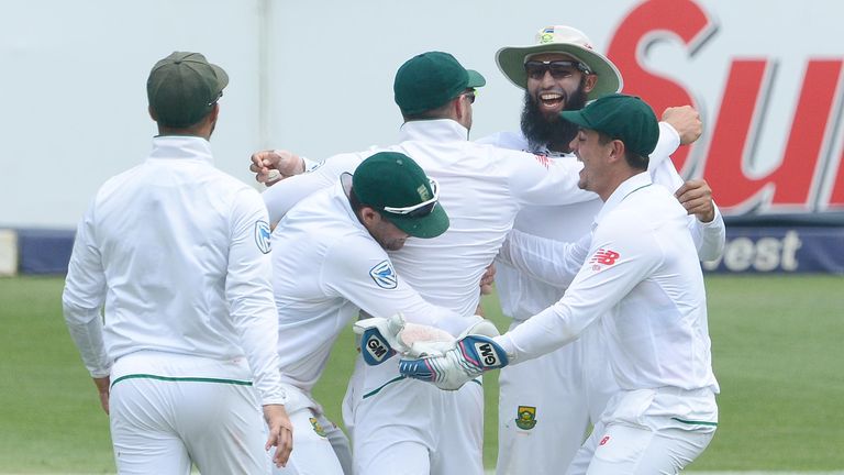 South Africa celebrate a great catch by Faf du Plessis to dismiss Angelo Mathews