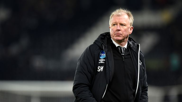 DERBY, ENGLAND - JANUARY 21: Steve McClaren manager of Derby County looks on during the Sky Bet Championship match between Derby County and Reading at the 