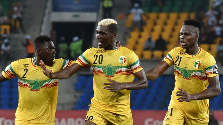 Mali's midfielder Yves Bissouma (C) celebrates with Hamari Traore (L) and Mahamadou N'Diaye (R) after scoring