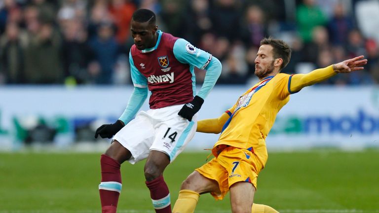 West Ham United's Pedro Obiang (L) is tackled by Yohan Cabaye