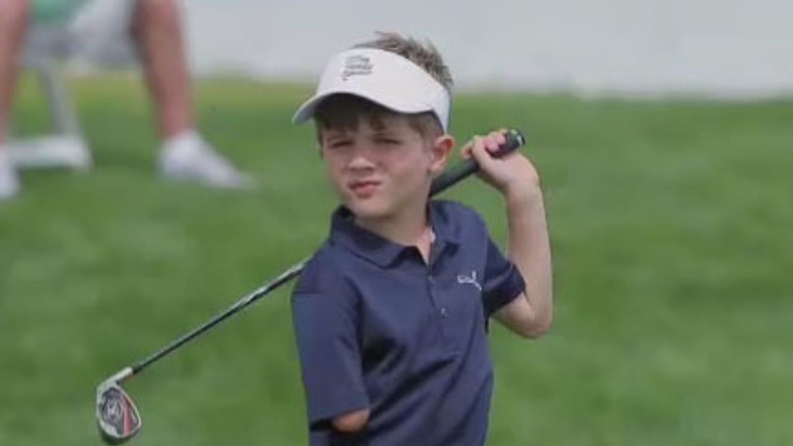 Watch as inspirational sixyearold takes on PGA Tour pros with one arm(02)