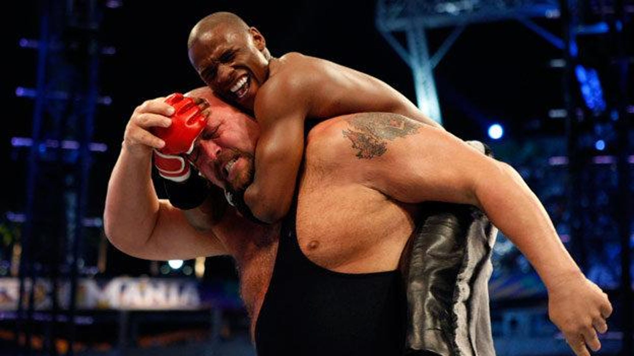 Big Show and Akebono have their official WrestleMania weigh 