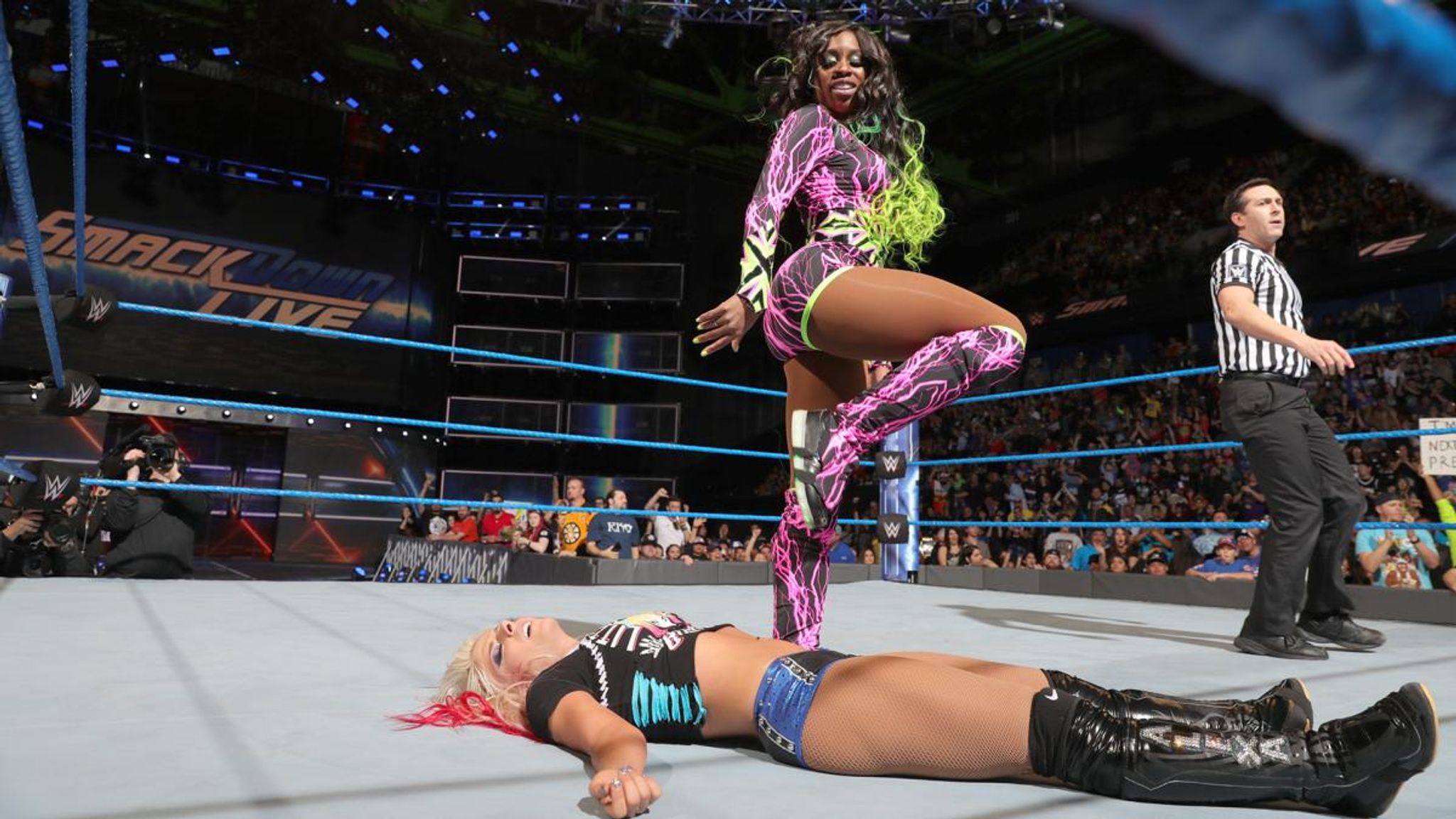 WWE Smackdown: Naomi earns title shot after pinning Alexa Bliss | Sky Sports