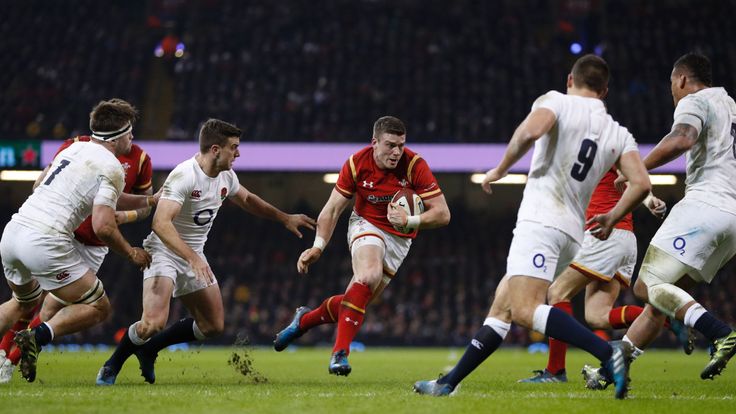 Wales' center Scott Williams (C) runs with the ball during the Six Nations match between Wales and England at the Principality Stadium 11/02/2017