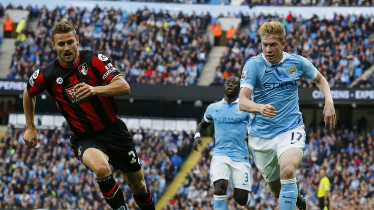Manchester City's Belgian midfielder Kevin De Bruyne (R) vies with Bournemouth's English defender Simon Francis (L) during the English Premier League footb
