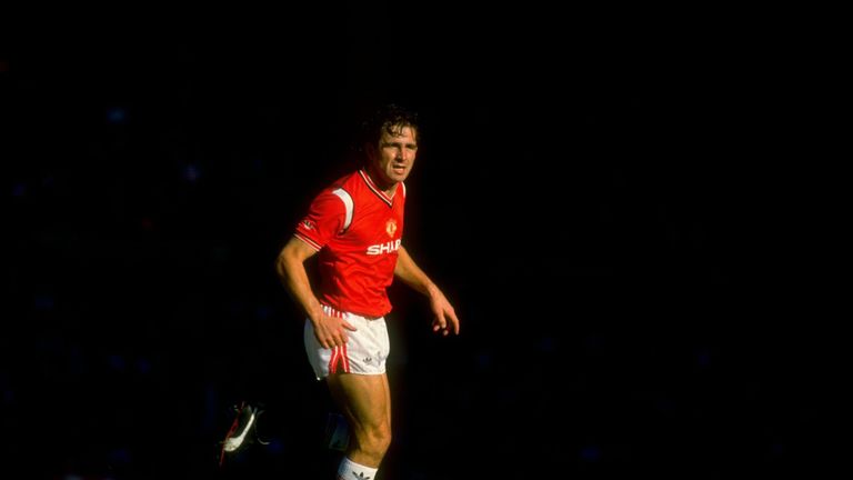 Arthur Albiston playing for Manchester United in 1985