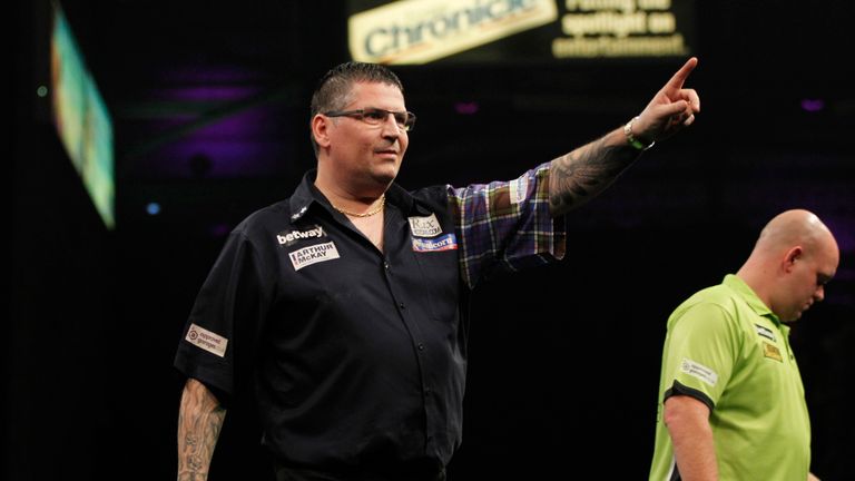 BETWAY PREMIER LEAGUE 2017.METRO RADIO ARENA,NEWCASTLE.PIC LAWRENCE LUSTIG.MICHAEL VAN GERWEN V GARY ANDERSON.GARY ANDERSON IN ACTION