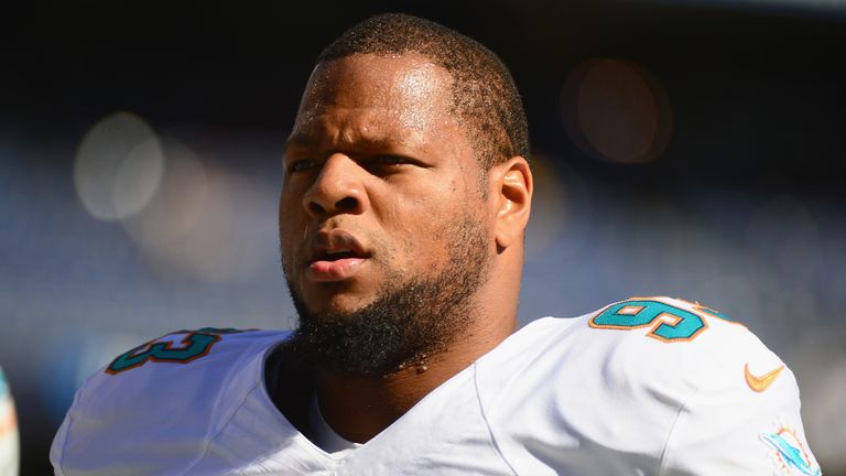 Dolphins Sign Ndamukong Suh