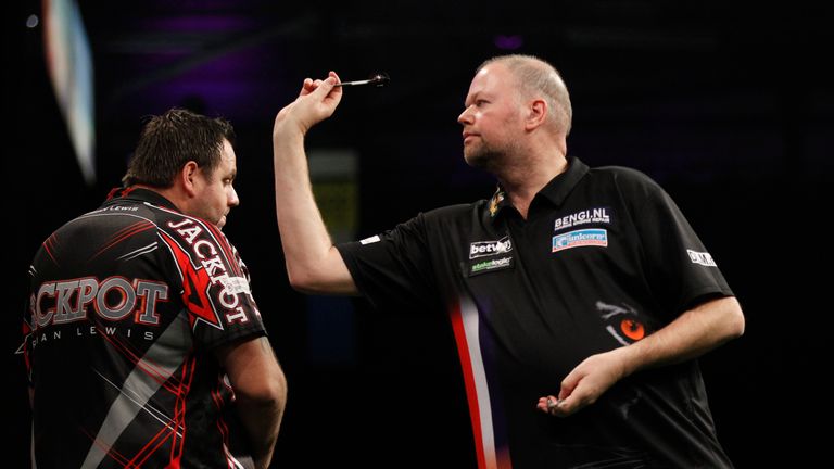 BETWAY PREMIER LEAGUE 2017.METRO RADIO ARENA,NEWCASTLE.PIC LAWRENCE LUSTIG.RAYMOND VAN BARNEVELD V ADRIAN LEWIS.RAYMOND VAN BARNEVELD IN ACTION