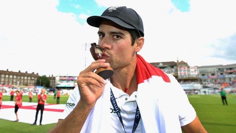 Alastair Cook kisses the urn as England celebrate winning The Ashes after day four of the 5th Test against Australia