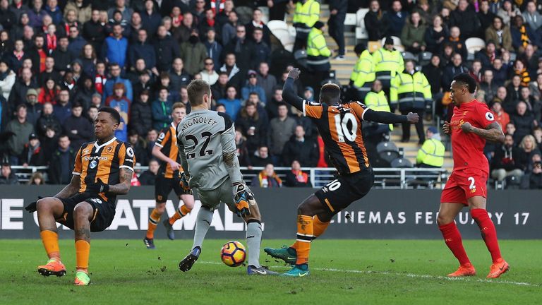 HULL, ENGLAND - FEBRUARY 04:  Alfred N'Diaye (2nd R) of Hull City scores the opening goal past Simon Mignolet (2nd L) of Liverpool during the Premier Leagu