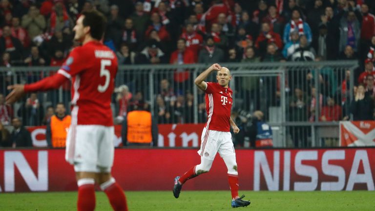 Bayern Munich's Dutch midfielder Arjen Robben (R) celebrates after opening the scoring against Arsenal