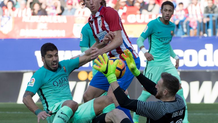 Barcelona's Uruguayan forward Luis Suarez (L) vies with Atletico Madrid's Slovenian goalkeeper Jan Oblak 