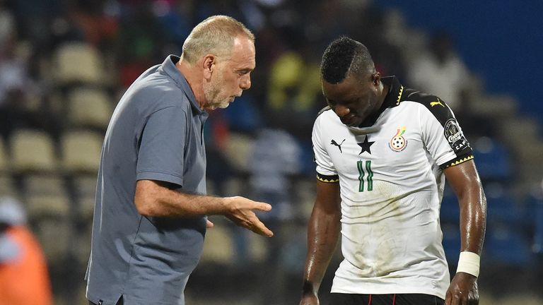 Avram Grant, coach of Ghana, speaks to his midfielder Mubarak Wakaso