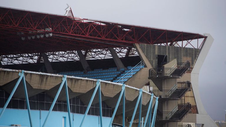 A picture taken on February 4, 2017 shows the dammaged roof of the Rio Alto grandstand in the Balaidos stadium in Vigo caused by heavy wind.
Dammages that 