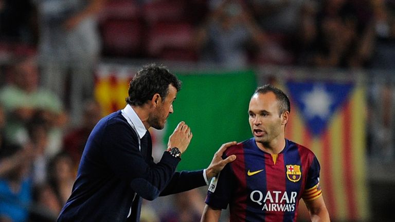 Luis Enrique (L) talks to Andres Iniesta