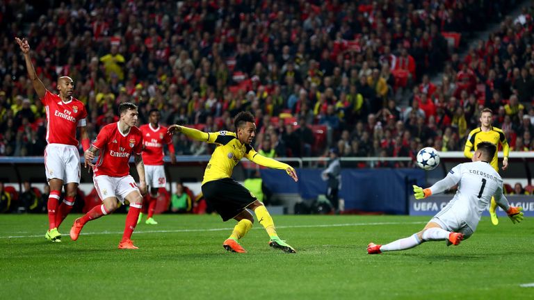 Pierre-Emerick Aubameyang misses a  chance for Borussia Dortmund