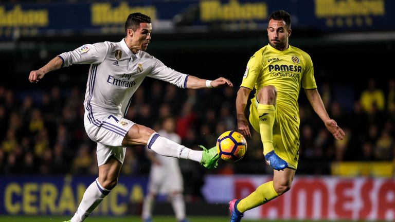 Real Madrid's Portuguese forward, Cristiano Ronaldo (L) vies with Villareal's defender Mario Gaspar 