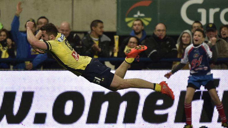 Clermont's Damian Penaud (C) scores a try during the French Top 14 rugby union match ASM Clermont vs AB Bayonne at the Michelin stadium 18/02/2017