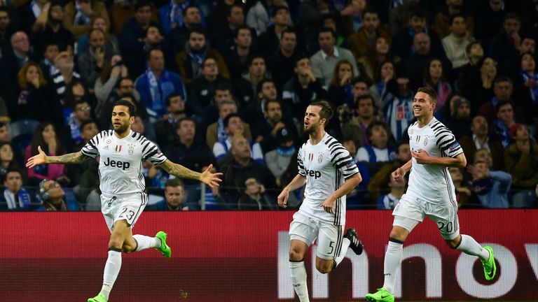 Juventus' Brazilian defender Dani Alves  (L) celebrates with teammates Bosnian midfielder Miralem Pjanic (C) and Croatian forward Marko Pjaca after scoring