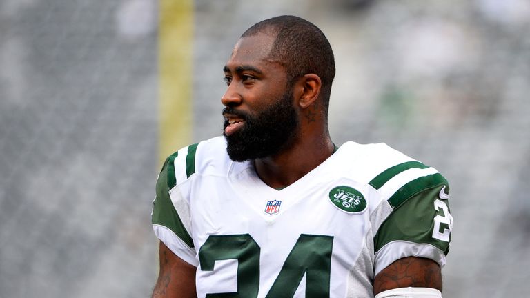 EAST RUTHERFORD, NJ - SEPTEMBER 27:  Darrelle Revis #24 of the New York Jets warms up prior to their game against the Philadelphia Eagles at MetLife Stadiu