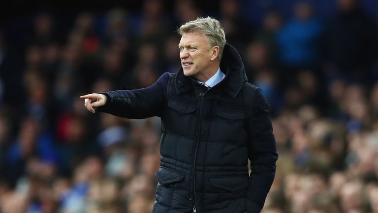 LIVERPOOL, ENGLAND - FEBRUARY 25: David Moyes, Manager of Sunderland gives his team instructions during the Premier League match between Everton and Sunder