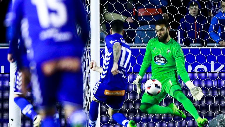 VITORIA-GASTEIZ, SPAIN - FEBRUARY 08:  Edgar Mendez (L) of Deportivo Alaves scores their opening goal against goalkeeper Sergio Alvarez of RC Celta de Vigo