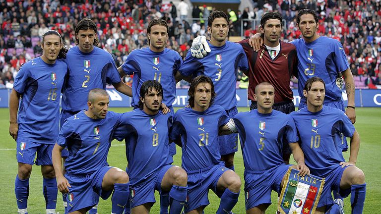Geneva, SWITZERLAND:  Italy's national team ( back row, L-R) Mauro Camoranesi, Cristian Zaccardo, Alberto Gilardino, Fabio Grosso, Gianluigi Buffon and Mar