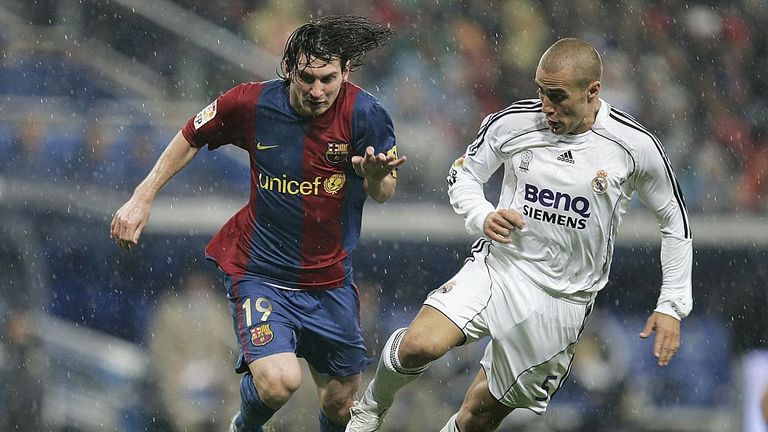 MADRID, SPAIN - OCTOBER 22:  Fabio Cannavaro (R) of Real Madrid tackles Lionel Messi of Barcelona during the Primera Liga match between Real Madrid and Bar